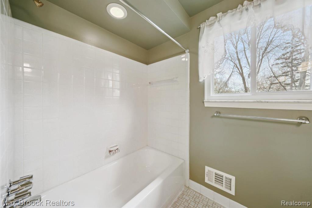 4488 BEACH Road, Troy, MI 48098 — Photo 23