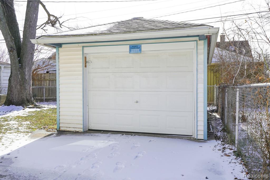 927 CLEOPHUS Parkway, Lincoln Park, MI 48146 — Photo 5