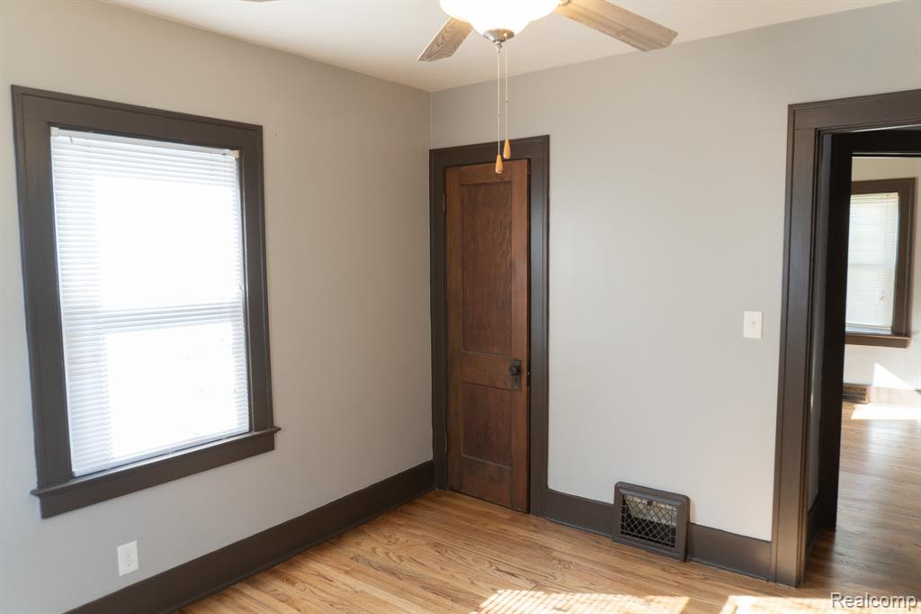 825 Frank Street, Flint, MI 48504 — Photo 24