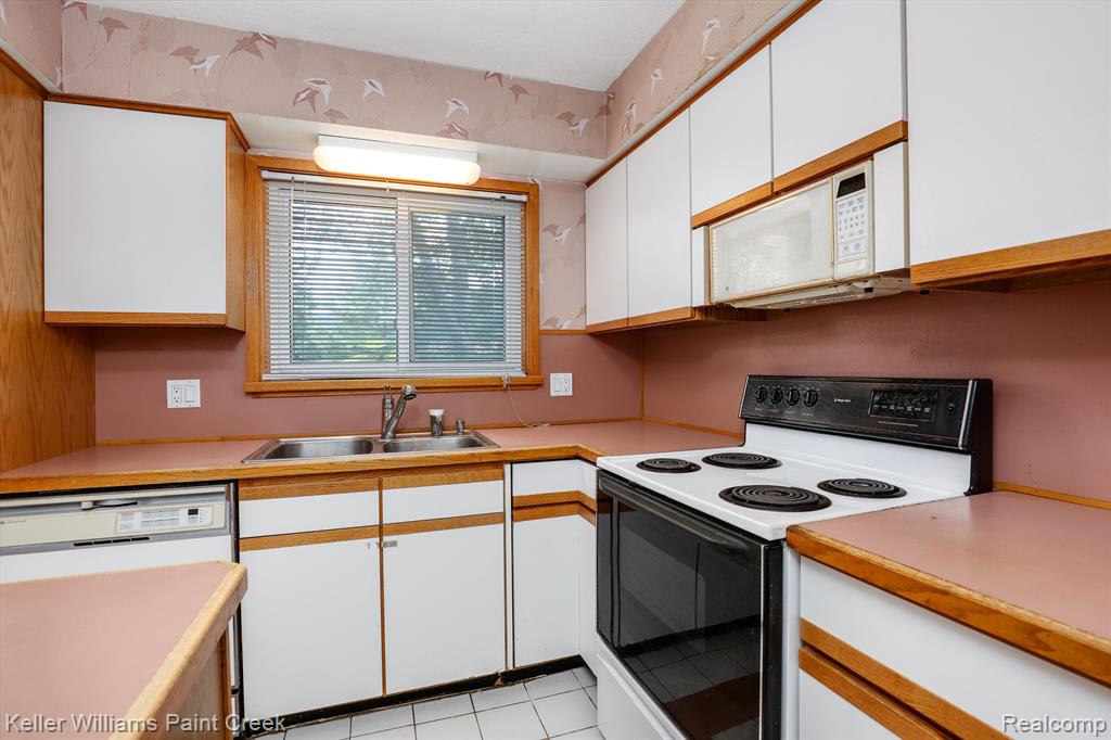6748 LESLEE CREST Drive, West Bloomfield, MI — Photo 11