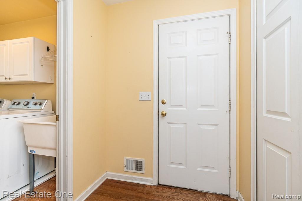 1081 Clearview Drive, Oxford, MI 48371 — Photo 8