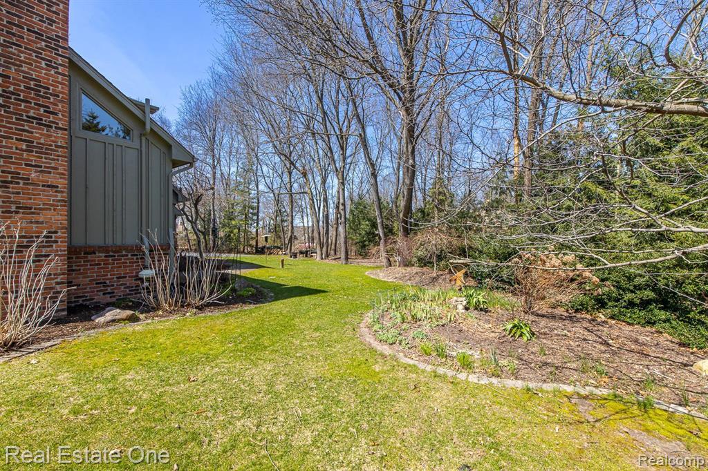 9316 LAKEBLUFF Drive, Clarkston, MI 48348 — Photo 65