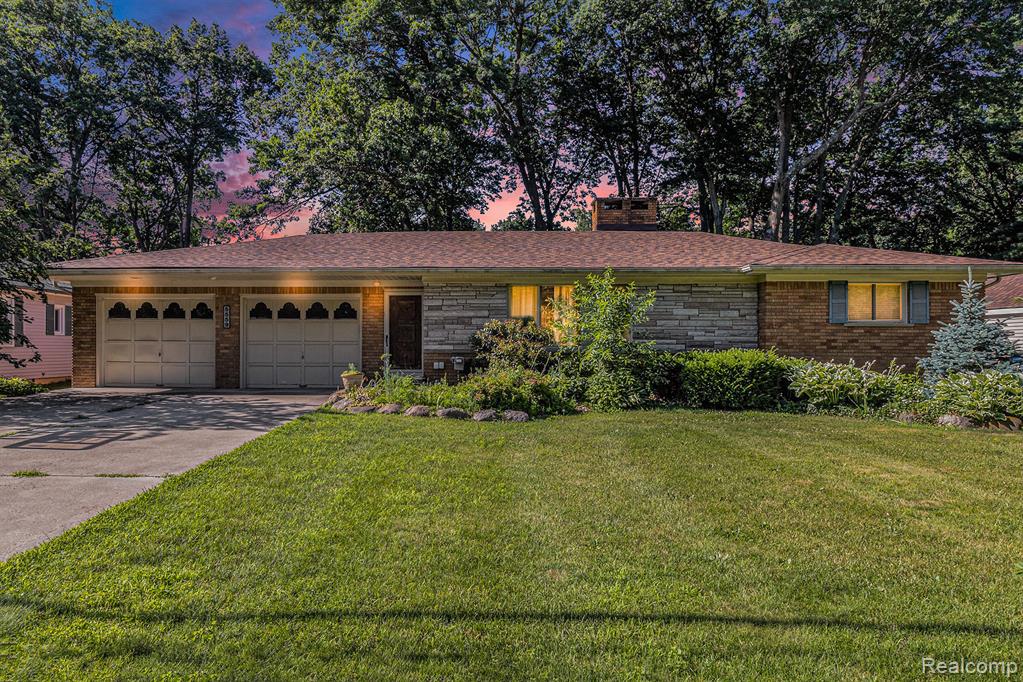 5559 Pleasant Drive, Waterford, MI 48329 — Photo 2