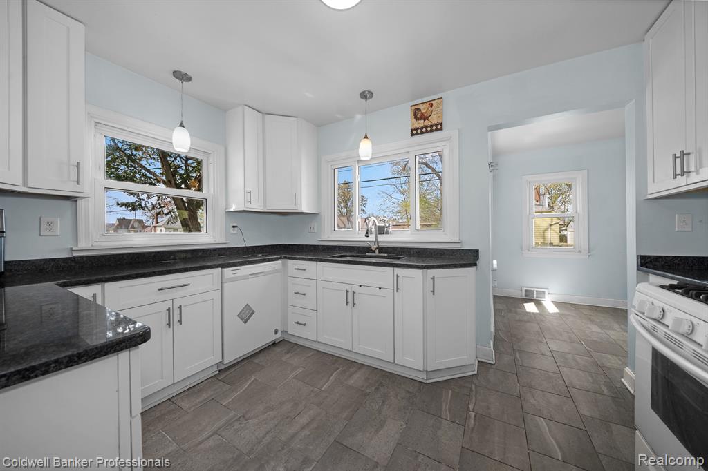 474 W BROCKTON Avenue, Madison Heights, MI 48071 — Photo 6