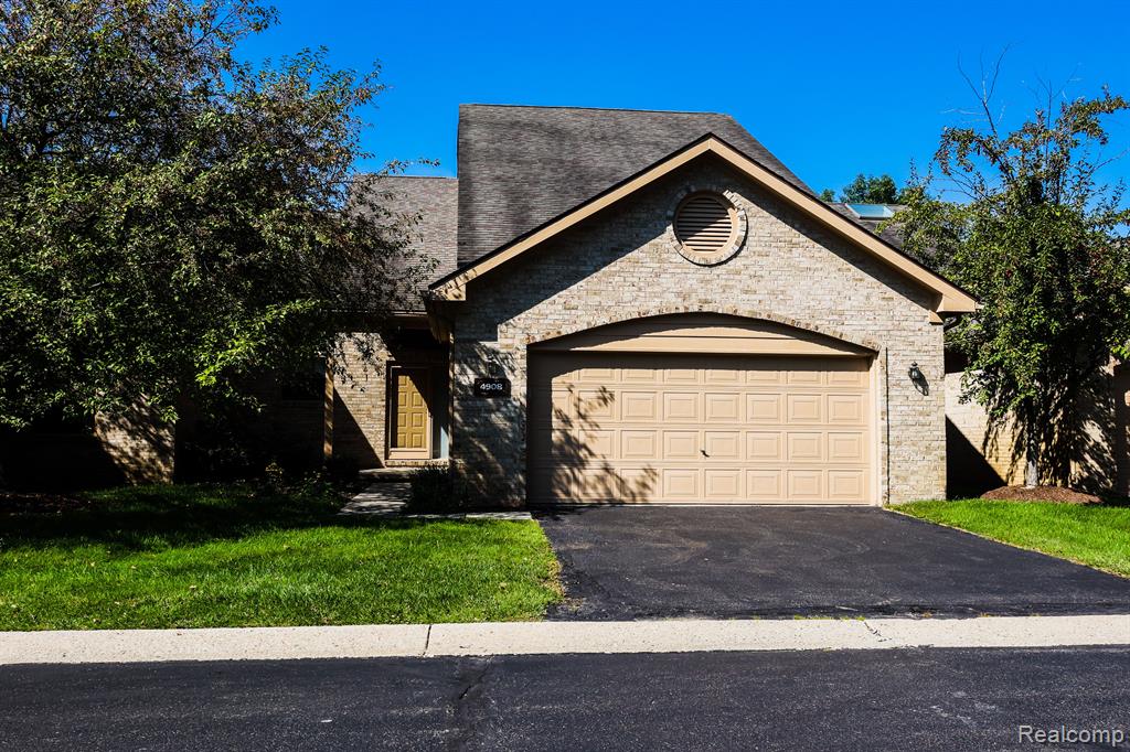 4908 FAIRWAYS Drive, Brighton, MI 48116 — Photo 2