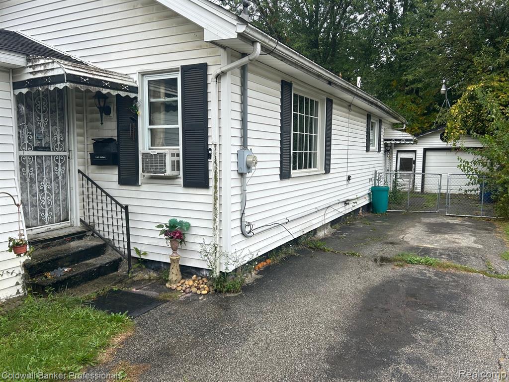 988 Barney Avenue, Flint, MI 48503 — Photo 2