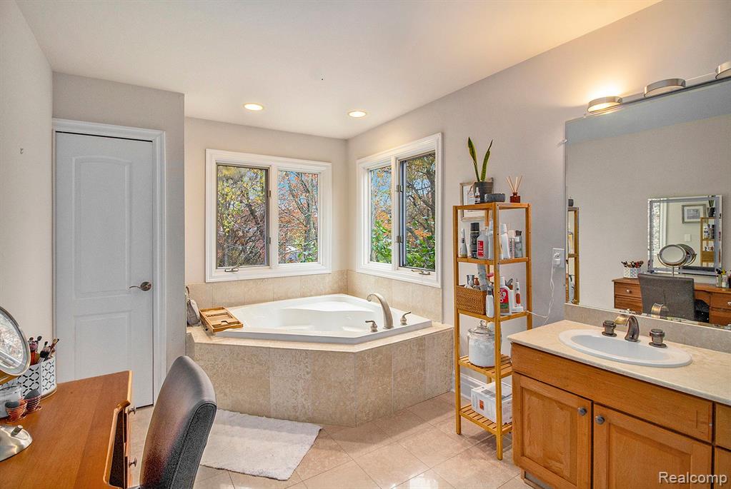 8925 Deerwood Road, Clarkston, MI 48348 — Photo 21
