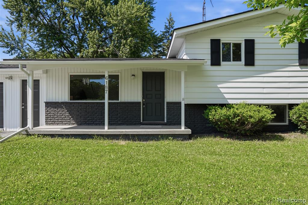 6187 E Maple Avenue, Grand Blanc, MI 48439 — Photo 2