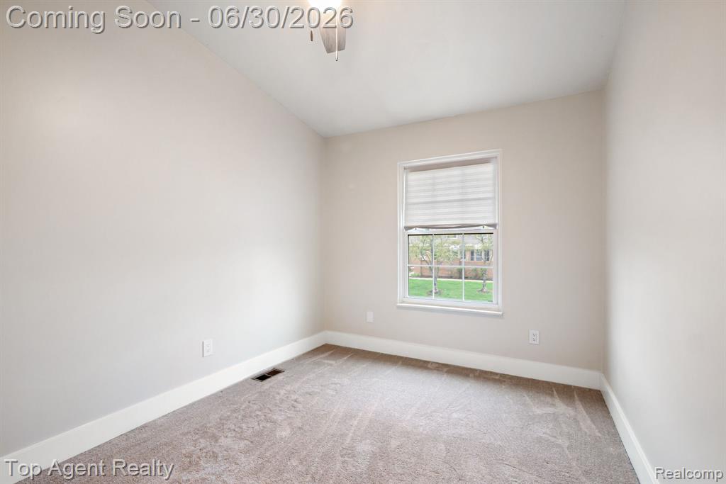 38887 Country Circle, Farmington Hills, MI 48331 — Photo 20