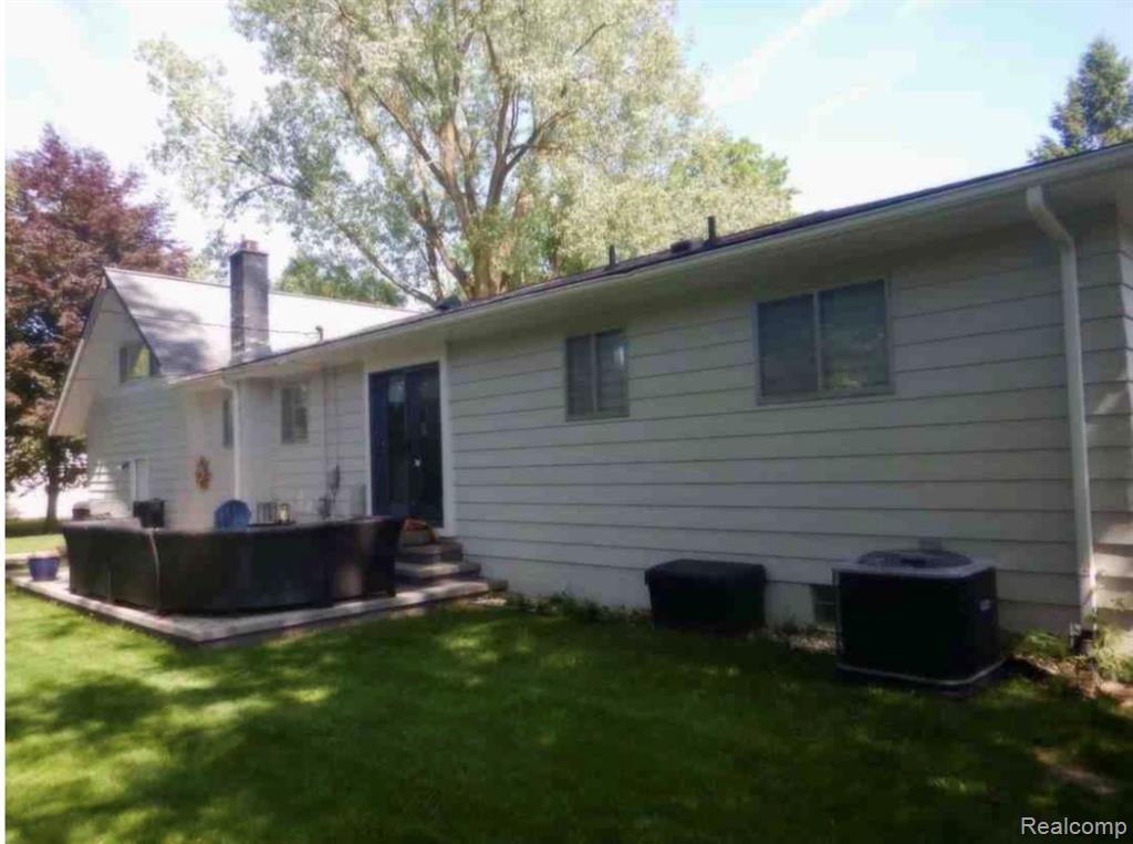 5045 Westcombe Lane N, West Bloomfield, MI 48324 — Photo 2