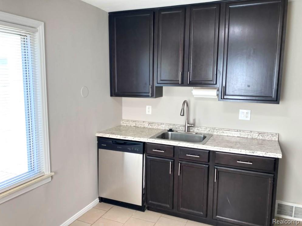 959 E SHEVLIN Avenue, Hazel Park, MI 48030 — Photo 7