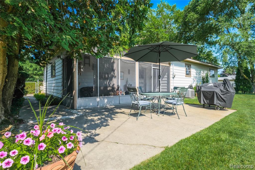 9175 Bernice Drive, Pinckney, MI 48169 — Photo 23