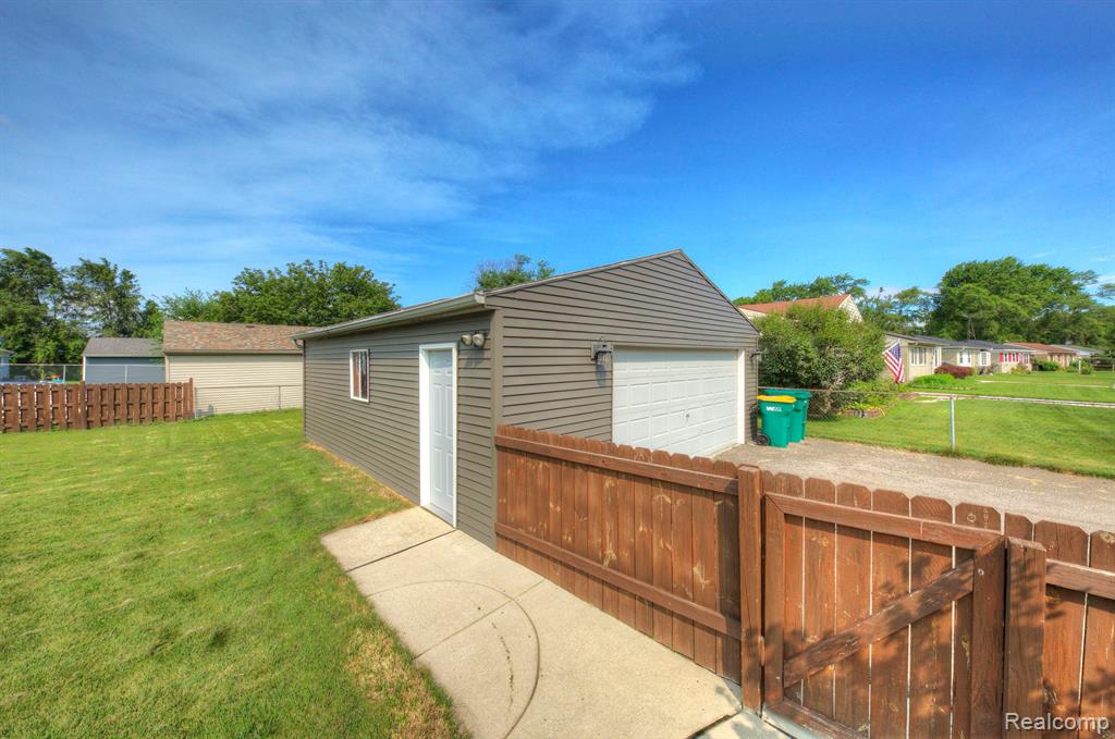 42208 HAYES Street, Belleville, MI 48111 — Photo 37