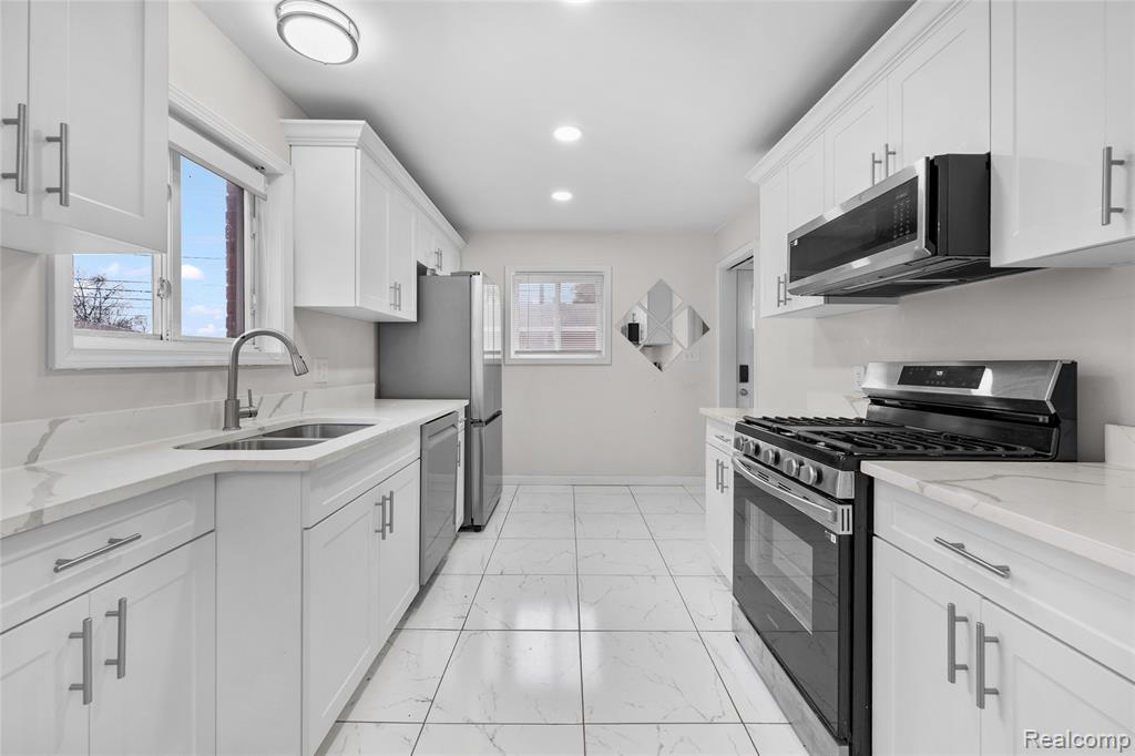 8539 Salem Lane, Dearborn Heights, MI 48127 — Photo 11