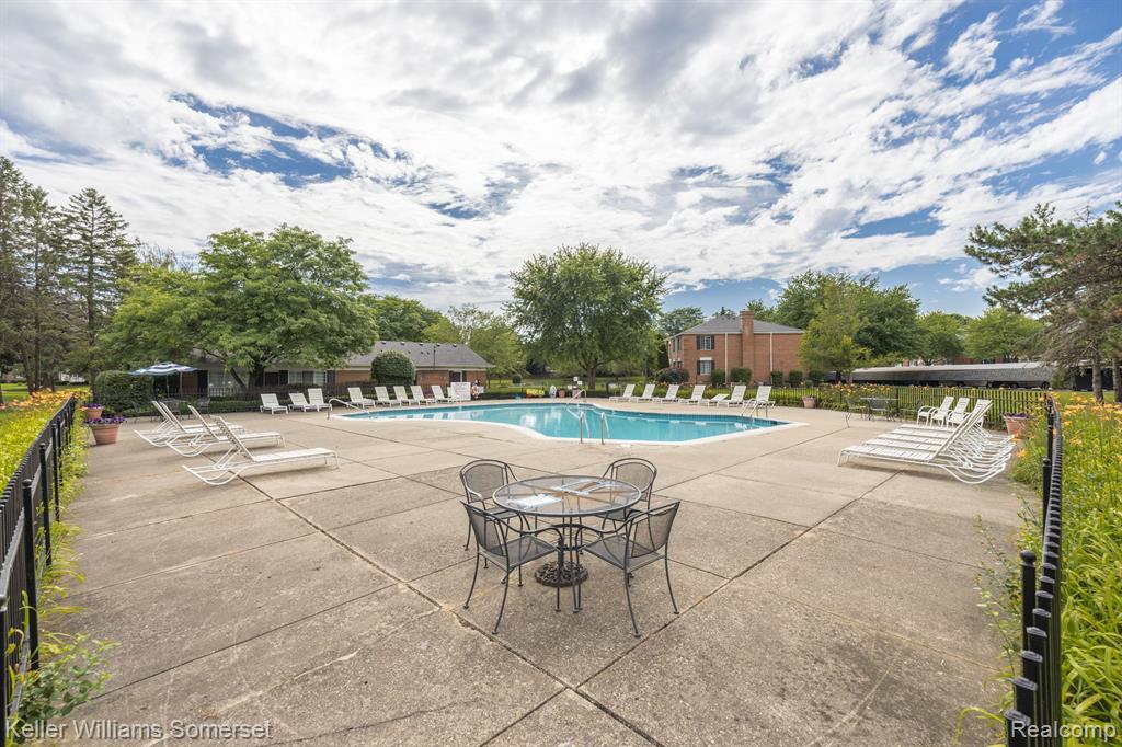 739 E FOX HILLS Drive, Bloomfield Hills, MI 48304 — Photo 21