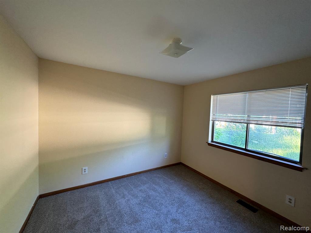 6030 WHITEFIELD Street, Dearborn Heights, MI 48127 — Photo 11