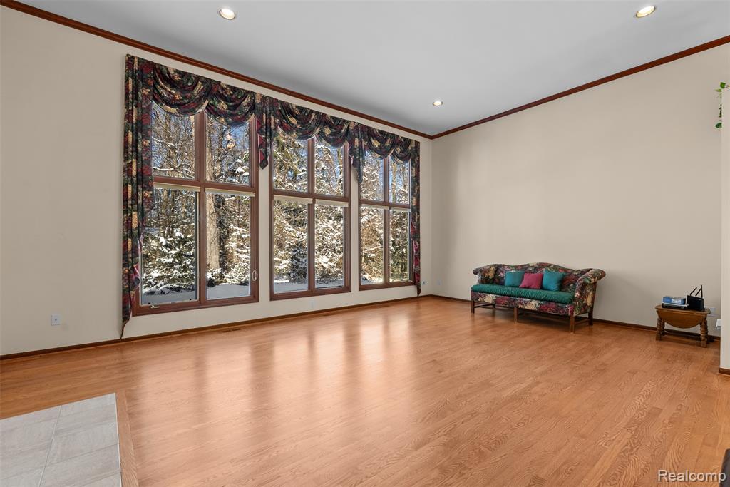 Unfurnished room featuring light wood-style flooring, recessed lighting, and crown molding