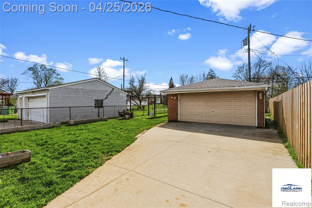 24909 Saxony Avenue, Eastpointe, MI 48021 — Photo 22