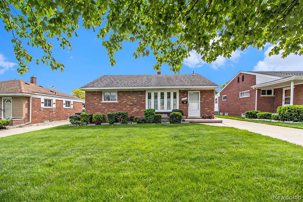 9592 SARASOTA, Redford, MI 48239 — front exterior