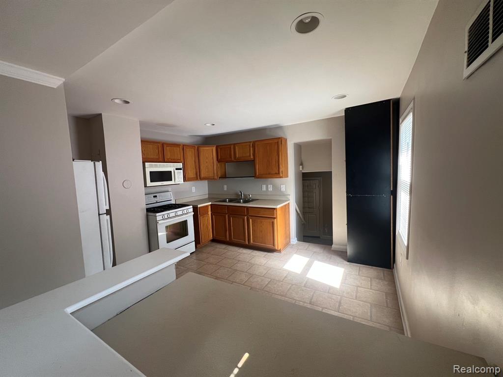 429 E Milton Avenue, Hazel Park, MI 48030 — Photo 4
