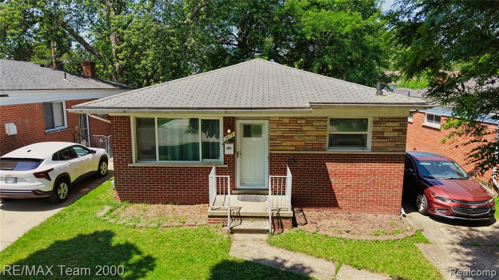 7475 Fenton Street, Dearborn Heights, MI 48127 — front exterior