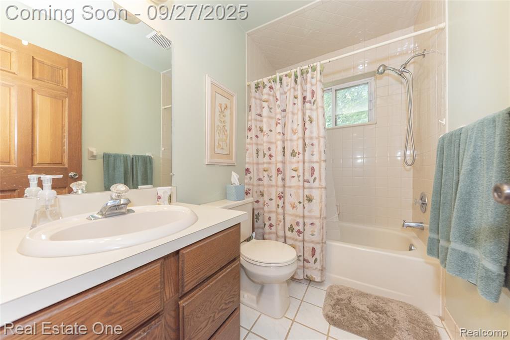 704 Grand Court, South Lyon, MI 48178 — Photo 23