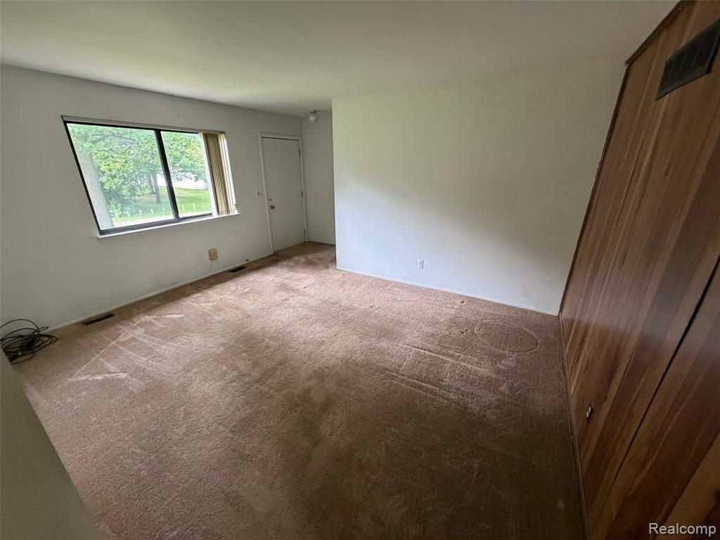 718 W Baker Road, Highland, MI — Photo 2