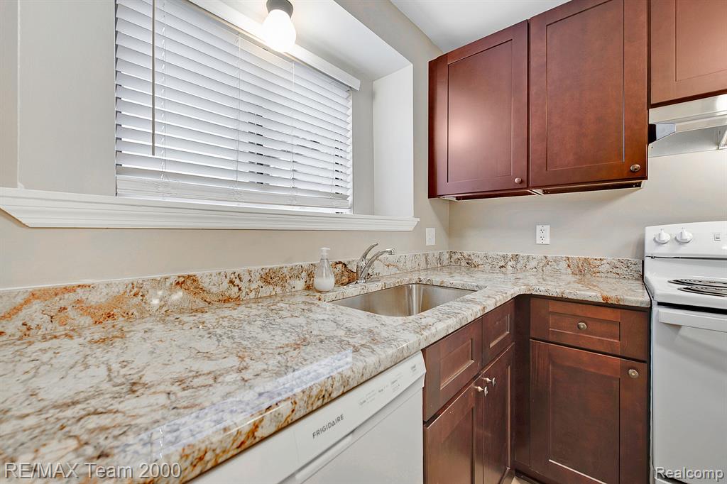 42461 LILLEY POINTE Drive, Canton, MI 48187 — Photo 16
