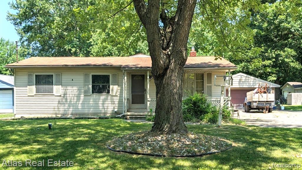 5449 Woodlawn Drive, Flint, MI 48506 — front exterior