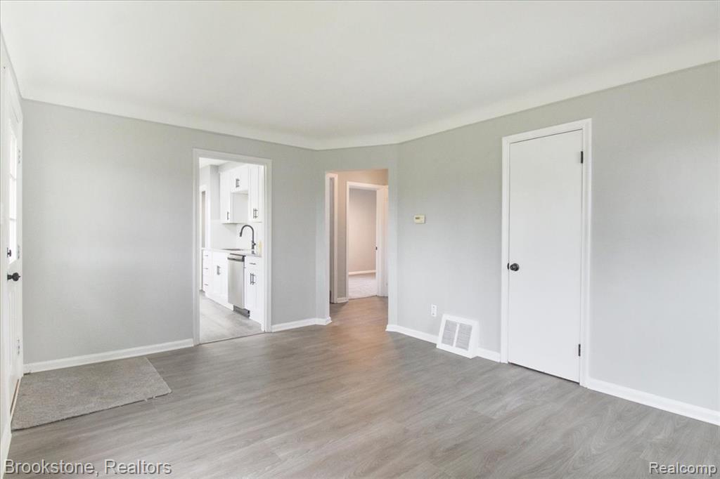 924 E Otis Avenue, Hazel Park, MI 48030 — Photo 3