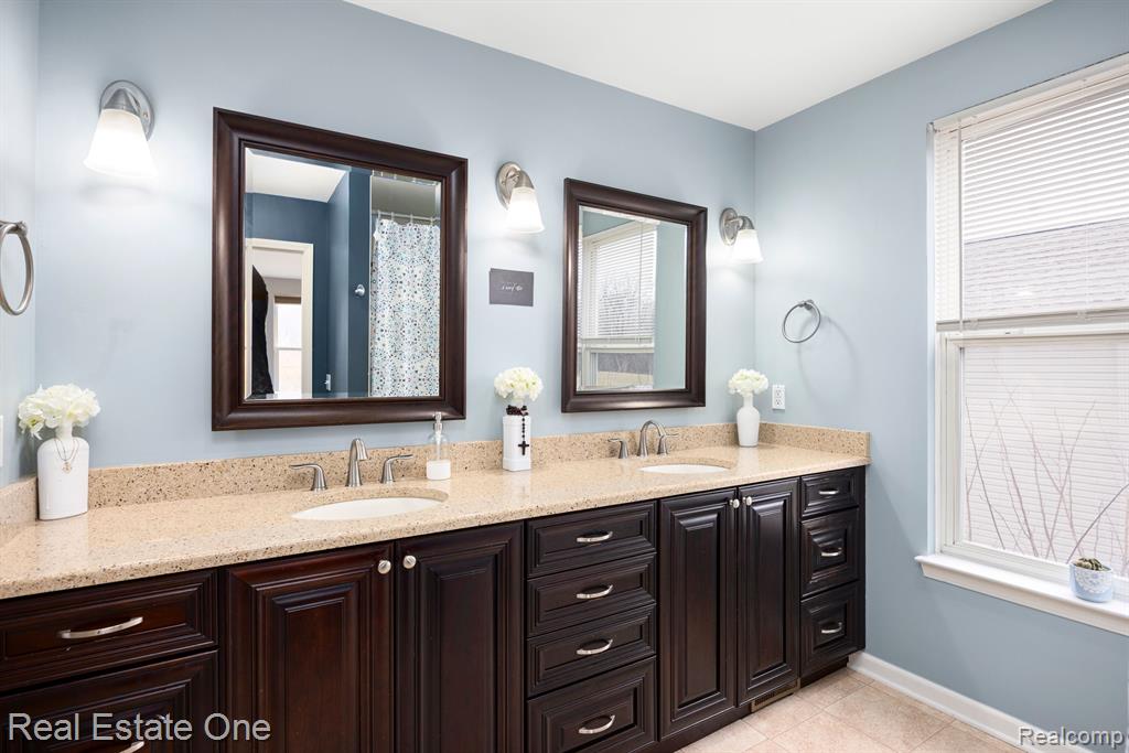 7737 TURRILLIUM Lane, Waterford, MI 48327 — Photo 17