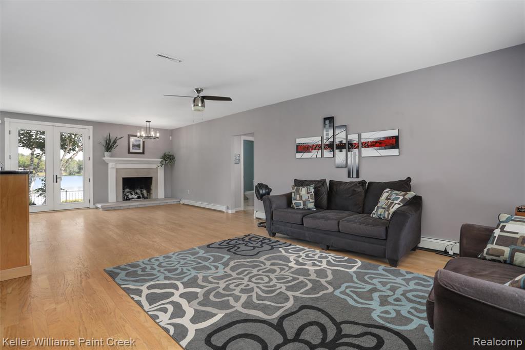 5842 Pleasant Drive, Waterford, MI 48329 — Photo 4