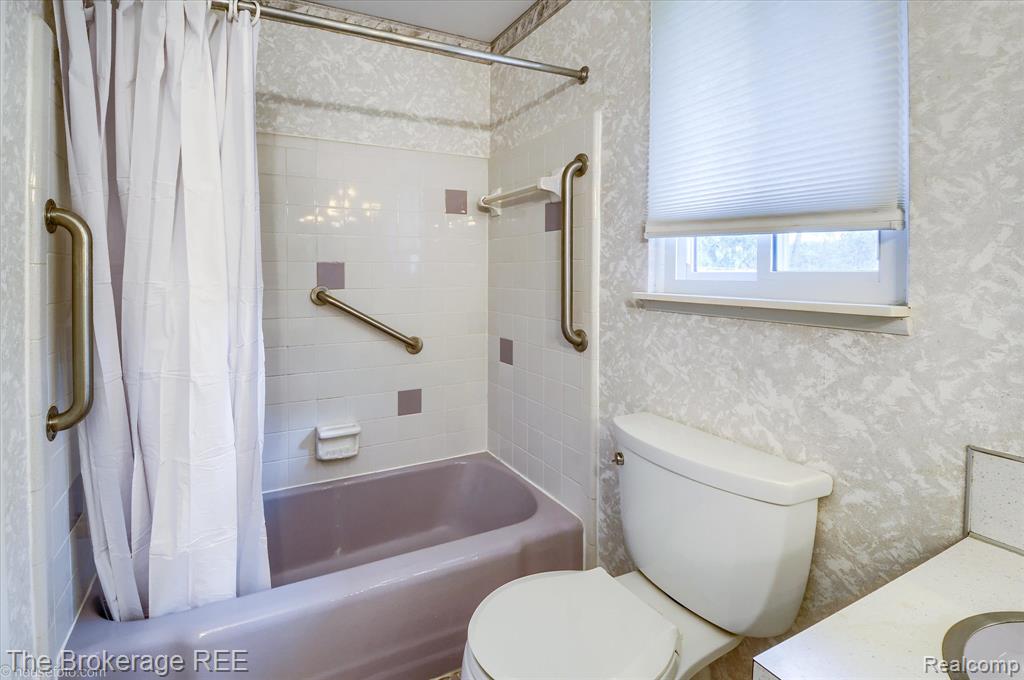 6228 Greenview Drive, Burton, MI 48509 — Photo 40