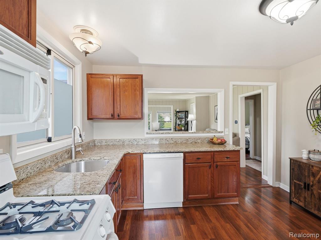 1728 Beechcroft Street, Keego Harbor, MI 48320 — Photo 14