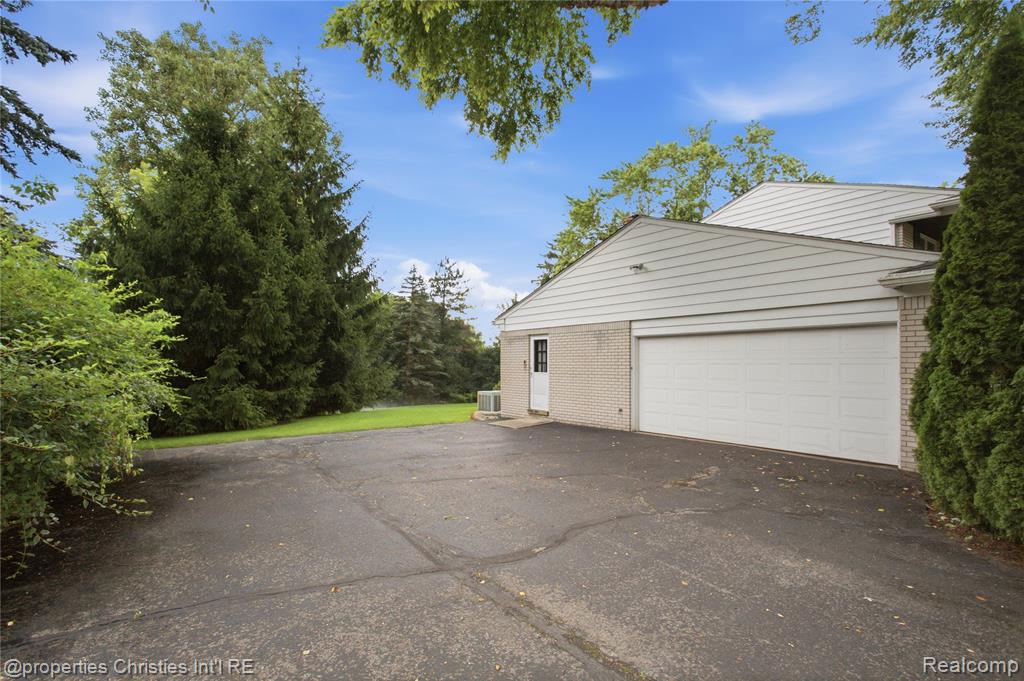 7110 Paterese Drive, Bloomfield Hills, MI 48301 — Photo 36