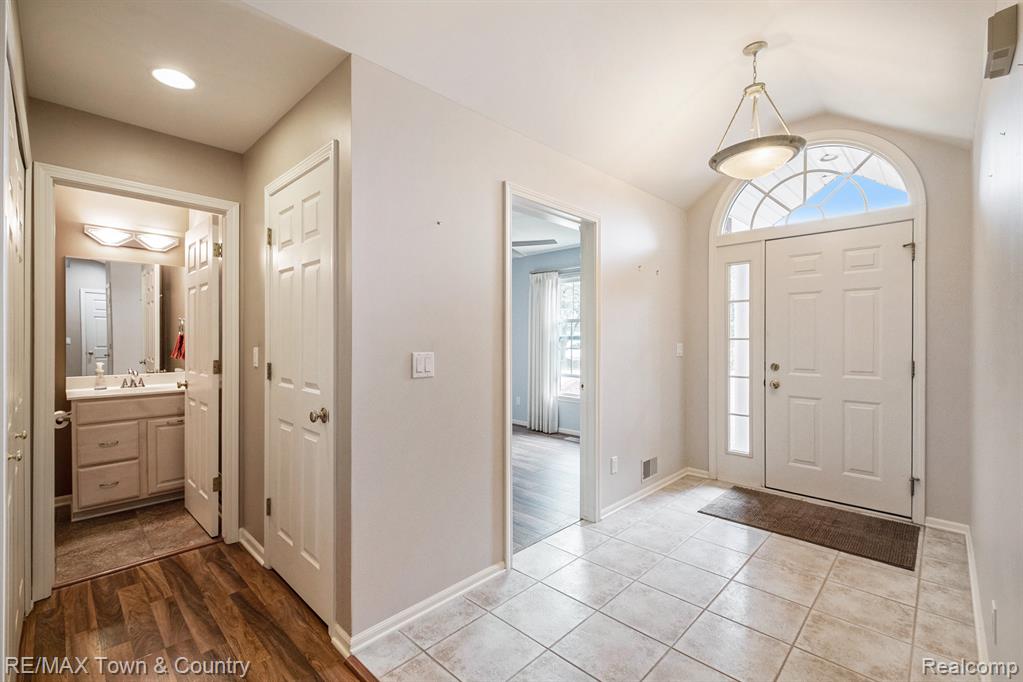 4067 Squire Hill Drive, 38, Flushing, MI 48433 — Photo 4