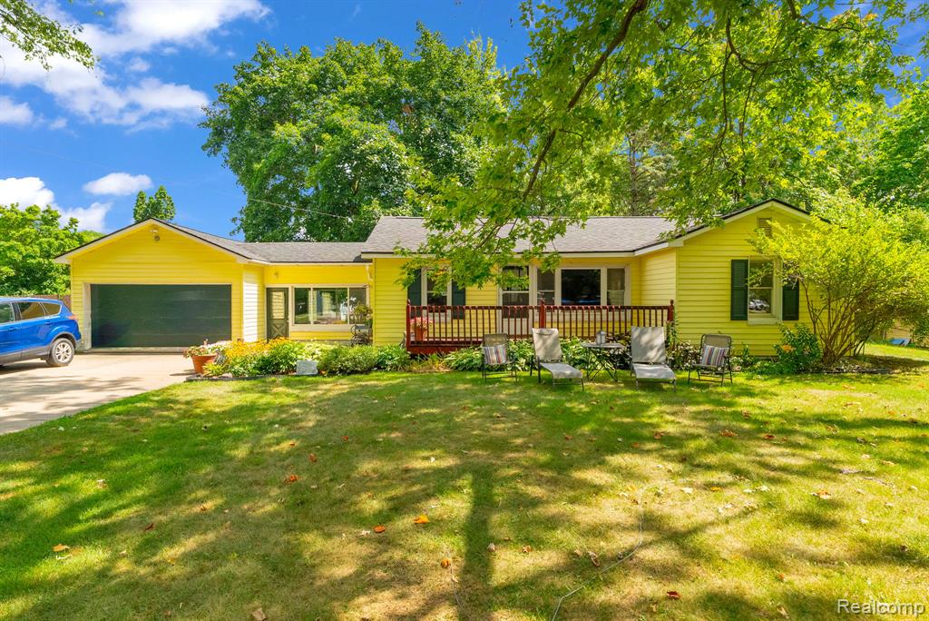 4350 Lessing Avenue, Waterford, MI 48329 — front exterior