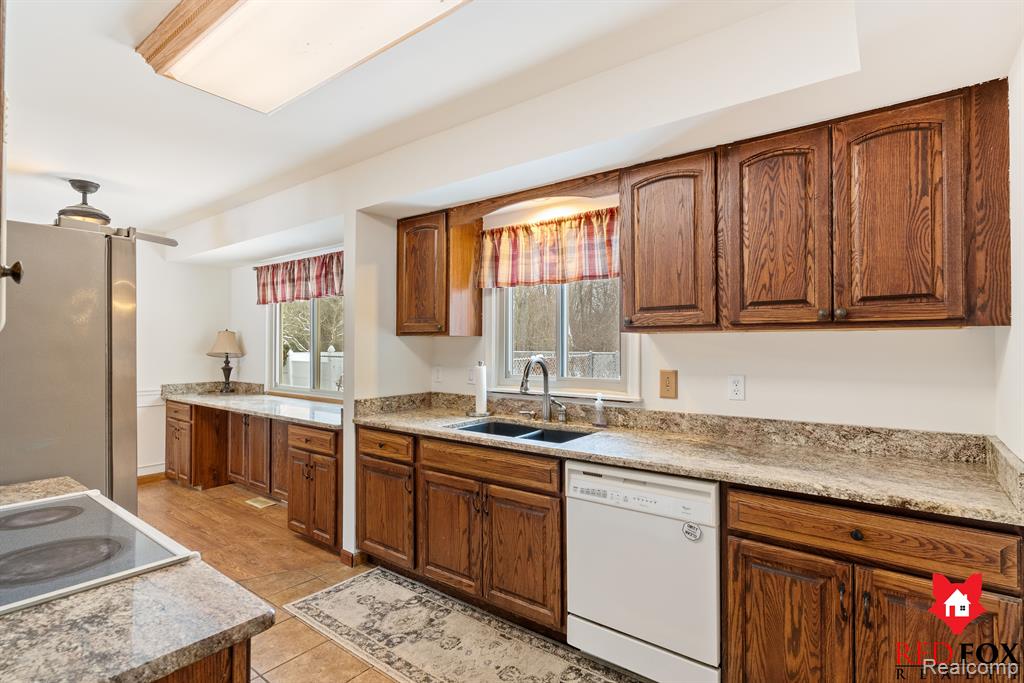6246 KING ARTHUR Court, Swartz Creek, MI 48473 — Photo 13