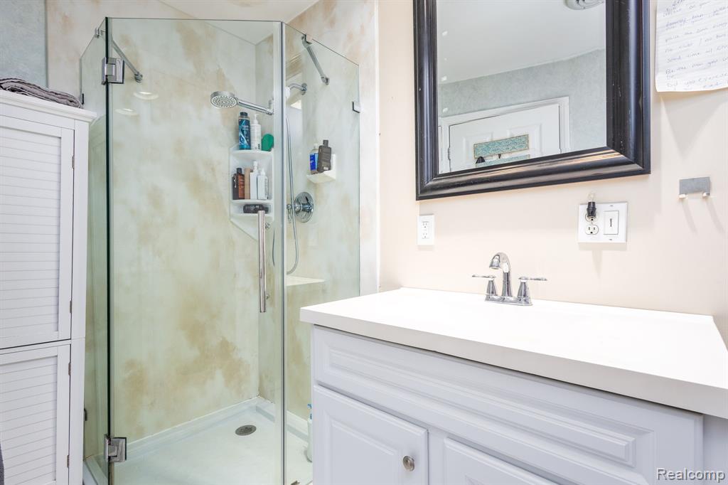 656 Lawson Drive, Lake Orion, MI 48362 — Photo 22