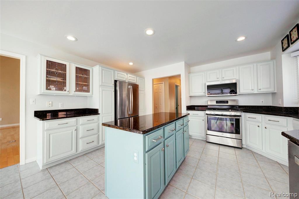 15756 Lamont Drive, Macomb, MI 48042 — Photo 10