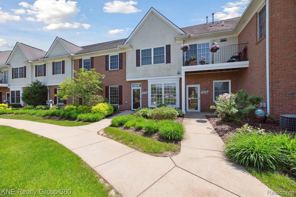1056 SHIAWASSEE Circle, Howell, MI 48843 — Photo 6