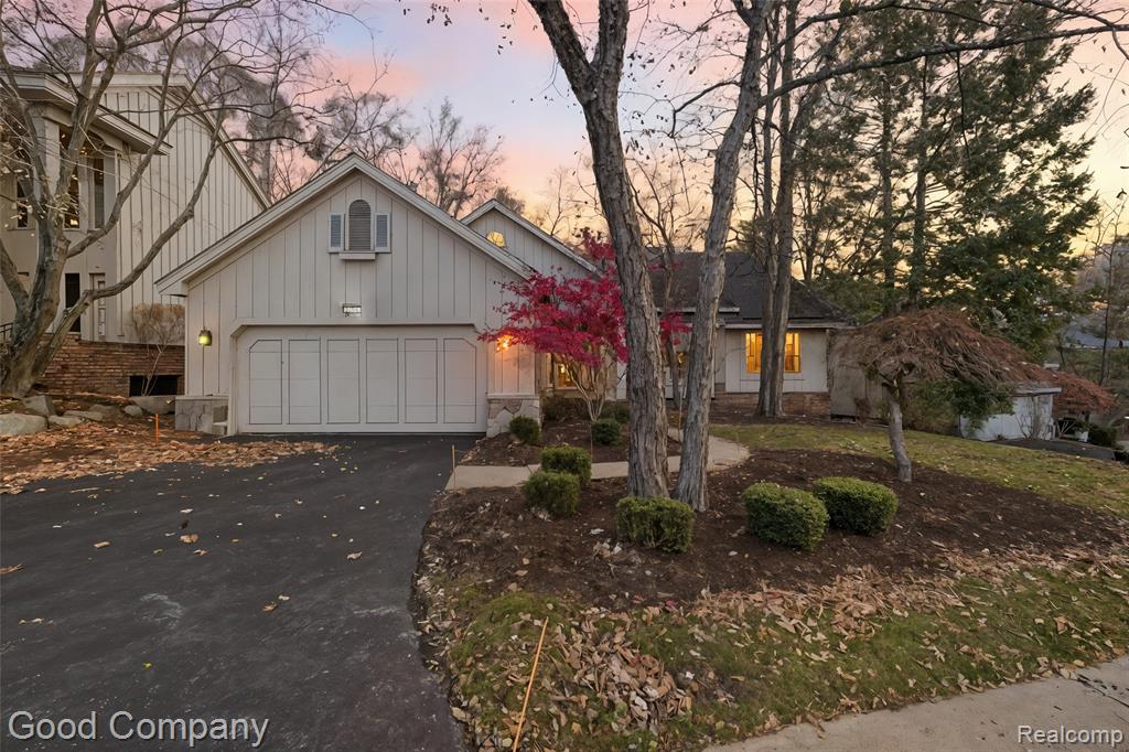 5104 Woodcliff Hill Road W, West Bloomfield, MI 48323 — front exterior