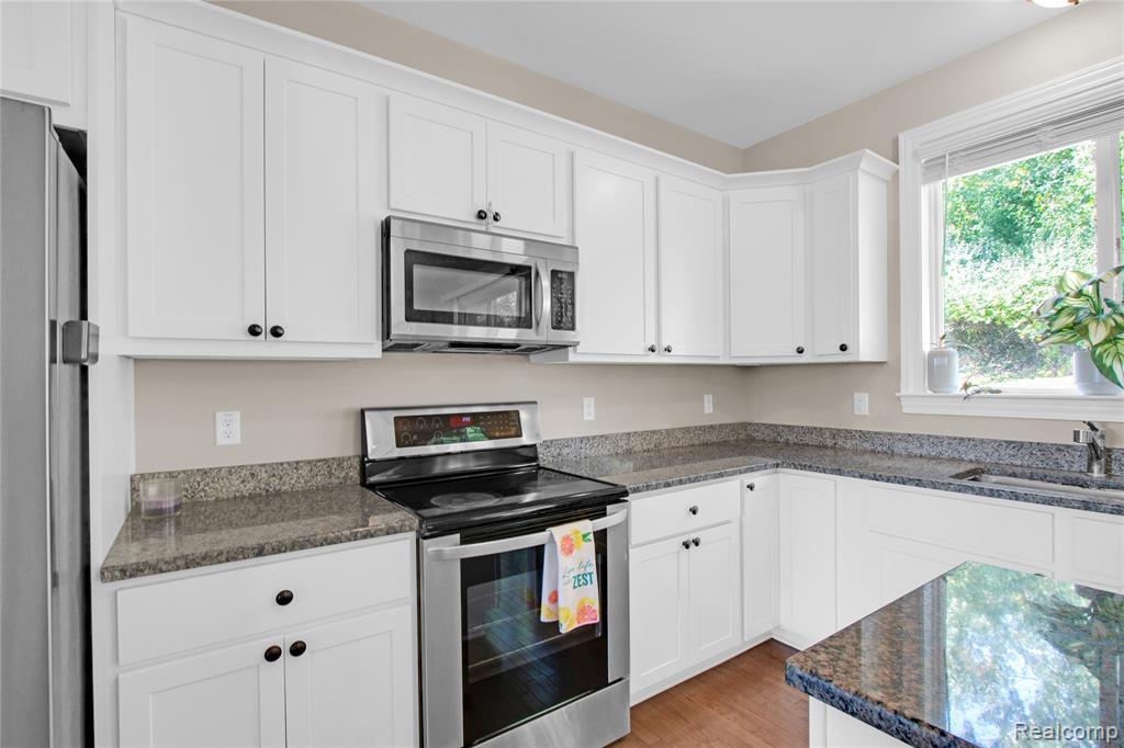 549 NAPA VALLEY DR, Milford, MI 48381 — Photo 7