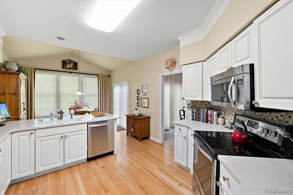 833 GARNET Court, Rochester, MI 48306 — Photo 23