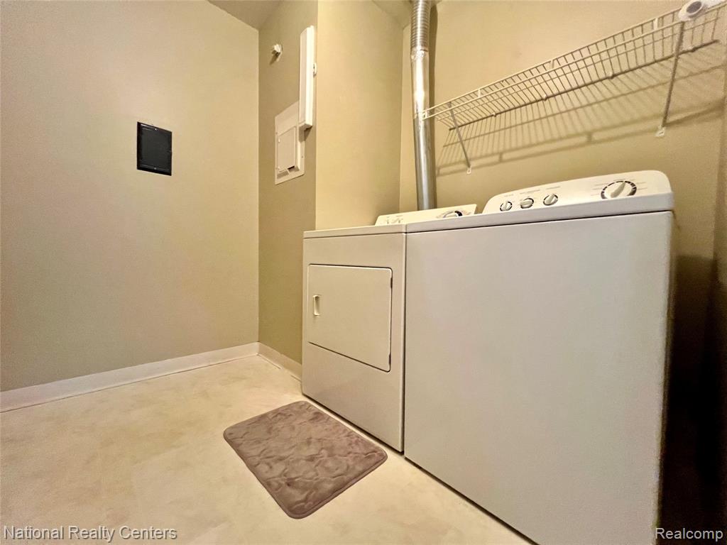 33911 Pondview Circle, Livonia, MI 48152 — Photo 21