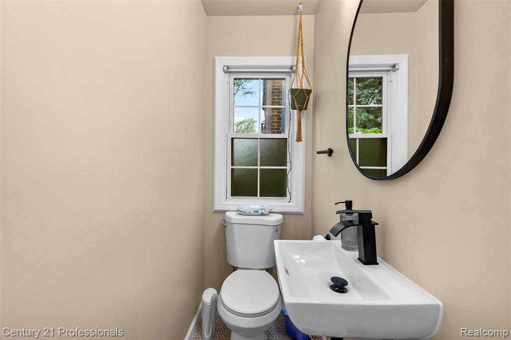 1677 Brys Drive, Grosse Pointe Woods, MI 48236 — Photo 12
