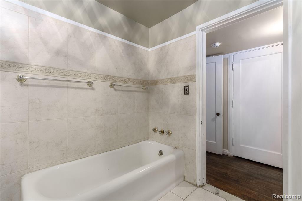 1735 LINCOLNSHIRE Drive, Detroit, MI, 48203