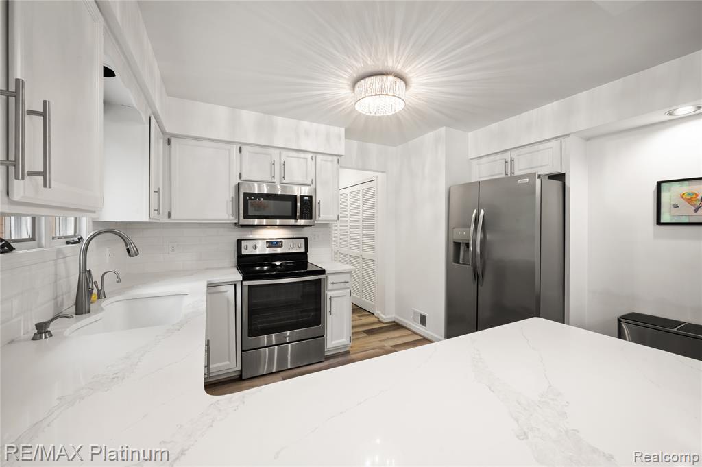 222 Glenwood Avenue, Fenton, MI 48430 — Photo 12