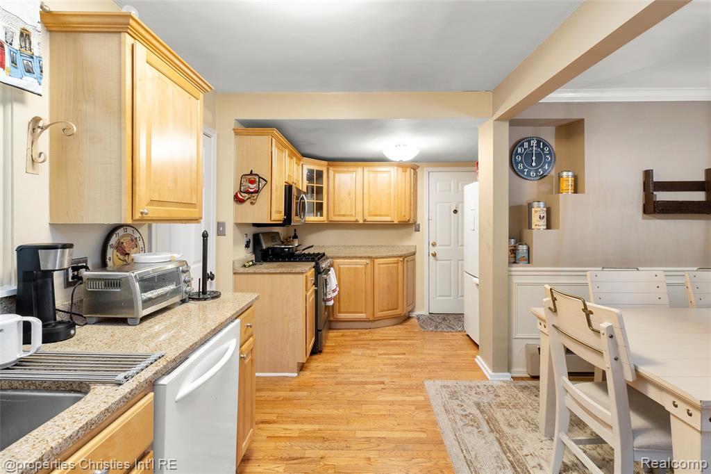 16219 Elizabeth Street, Beverly Hills, MI 48025 — Photo 9
