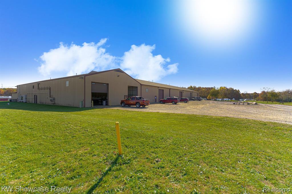 5684 E Highland Road, Howell, MI 48843 — Photo 14